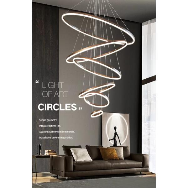 Chandelier à l' acrylique d' or à six anneaux, chandelier à LED, salon moderne, escalier, plafond, décor luxueux.