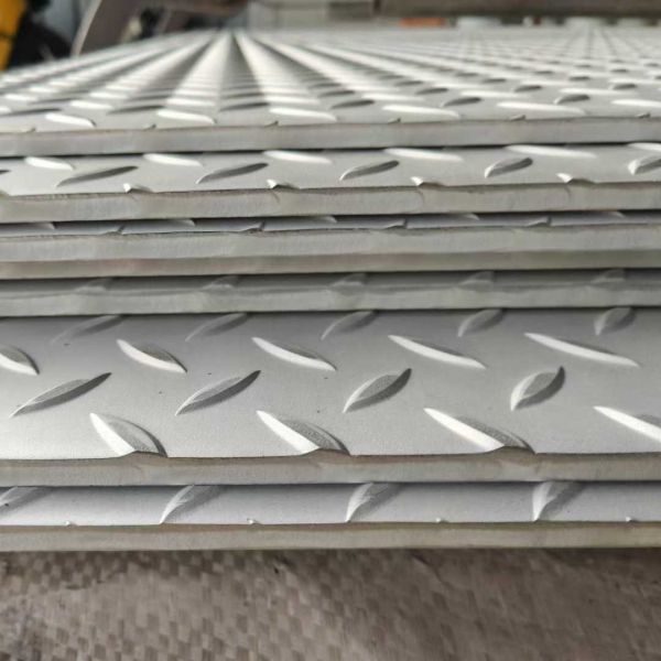 304 Grade Stainless Steel Checkered Plate for Floor 1219*2438mm Can Be Customized