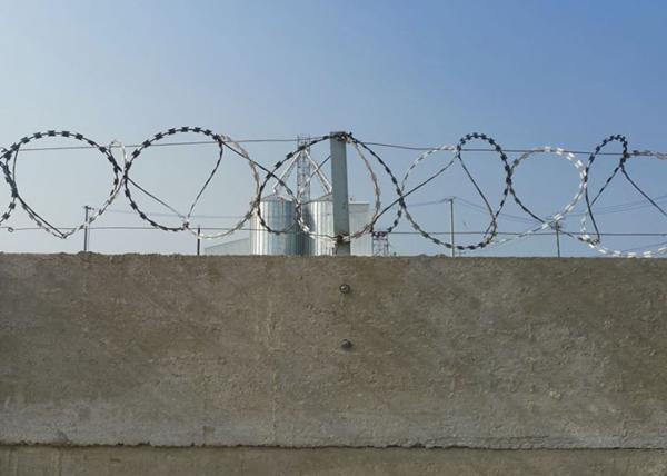 Protecting Razor Fencing Wire 10mm-65mm Concertina Wire Mesh Fence