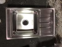 Evier de cuisine avec trou de drainage carré