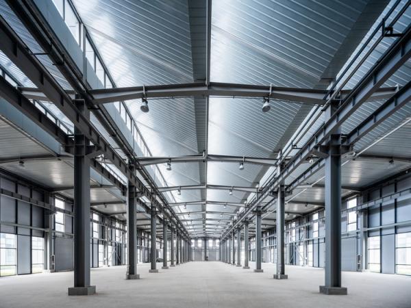 Solution de flexibilité de conception pour maximiser la productivité et minimiser les coûts de construction dans un entrepôt de structures en acier