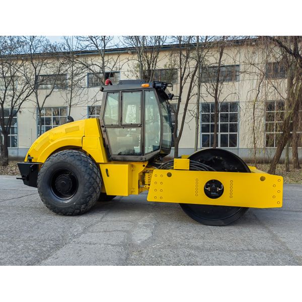 16-ton roller road machinery equipment, double-drive vibrating roller, high-performance roller made in China, hydraulic vibration technology uses world advanced technology, high reliability, easy and