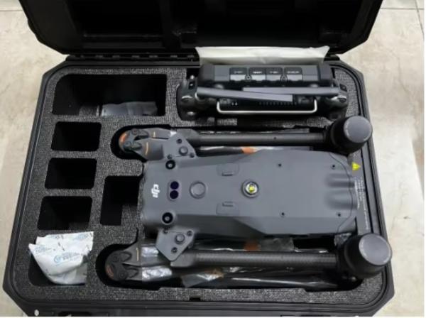 M30T Drone thermique intégré à quai Poids maximal au décollage 4069g 15km Transmission d'image Conception pliable et appareil photo équipé