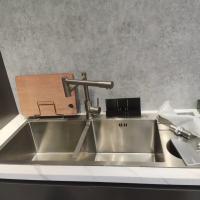 Évier de cuisine en acier inoxydable à vitesse réglable avec grille