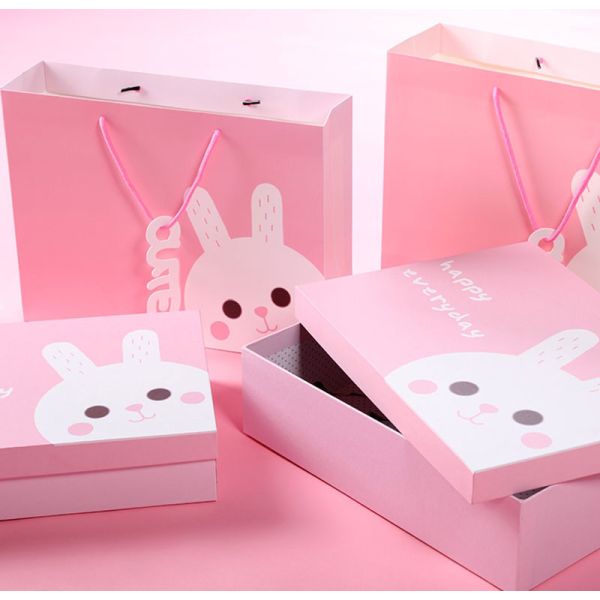 Paperboard Pink Magnetic Closure Gift Packing Box For Clothing Packaging Clamshell Design