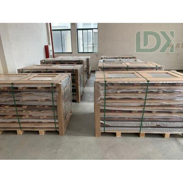 Lugar de squash con pared frontal de vidrio templado y luces