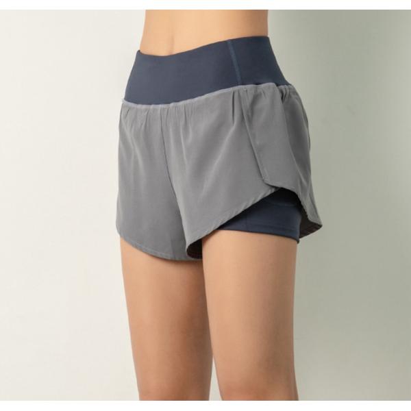 Женщины фитнеса йоги разминки резвятся добыча спортзала замыкают накоротко с внутренним карманом