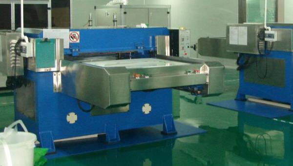 Automatic Feeding Leather Die Cutting Machine For Facial Mask / Powder Puff