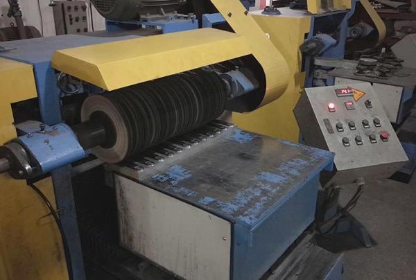 Máquina de polimento de metal de alta velocidade 380V para acabamento liso 1500kg