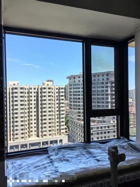 Ski Chalet Folding Window Solution Combining Panoramic Slope Views with Ice-Dam Resistant Frames
