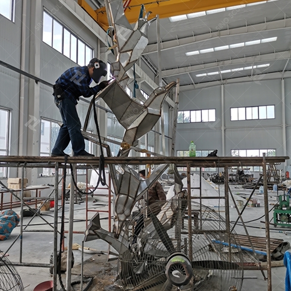 Mirror Polished Stainless Steel Sculpture Artists Monument Statue