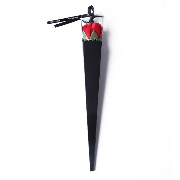 Máquina de corte de decoração de flores fazendo um belo buquê de artesanato colorido para o casamento