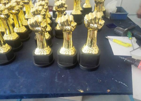 Ouro feito sob encomenda feito a mão do copo do troféu chapeado na forma do punho da vitória dos fósforos de encaixotamento