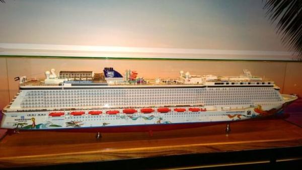 Norwegian Getaway Cruise Ship Passenger Ship Models With  Foam Box Packaging