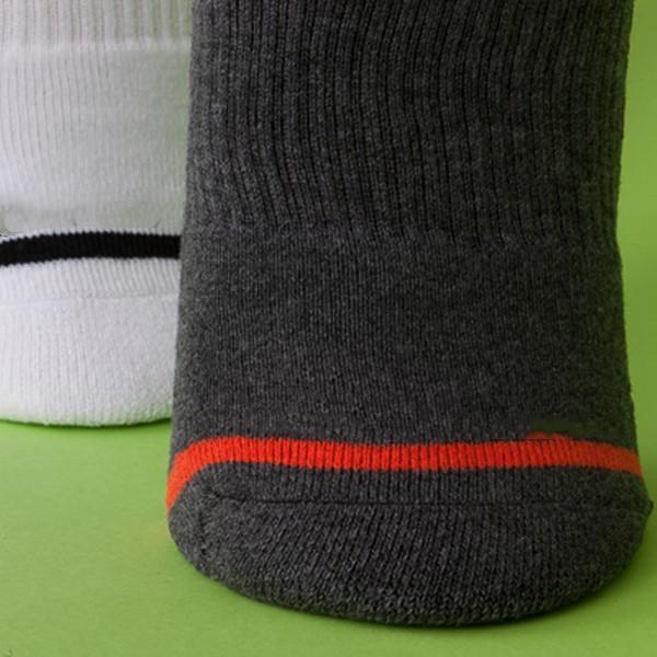 Les socquettes bleues des hommes de Spandex/coton, couleur barre les chaussettes sportives des hommes