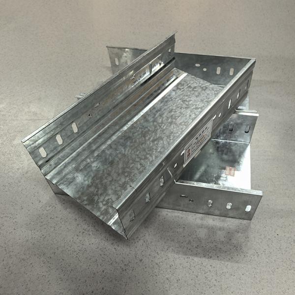 Plateau de câbles en acier d'argent monté au mur ou au plafond Méthode d'installation en argent Type d'entreprise
