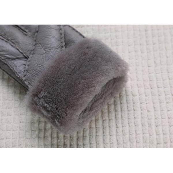 Los guantes más calientes grises alineados piel real de la zalea alisan la superficie con el finger