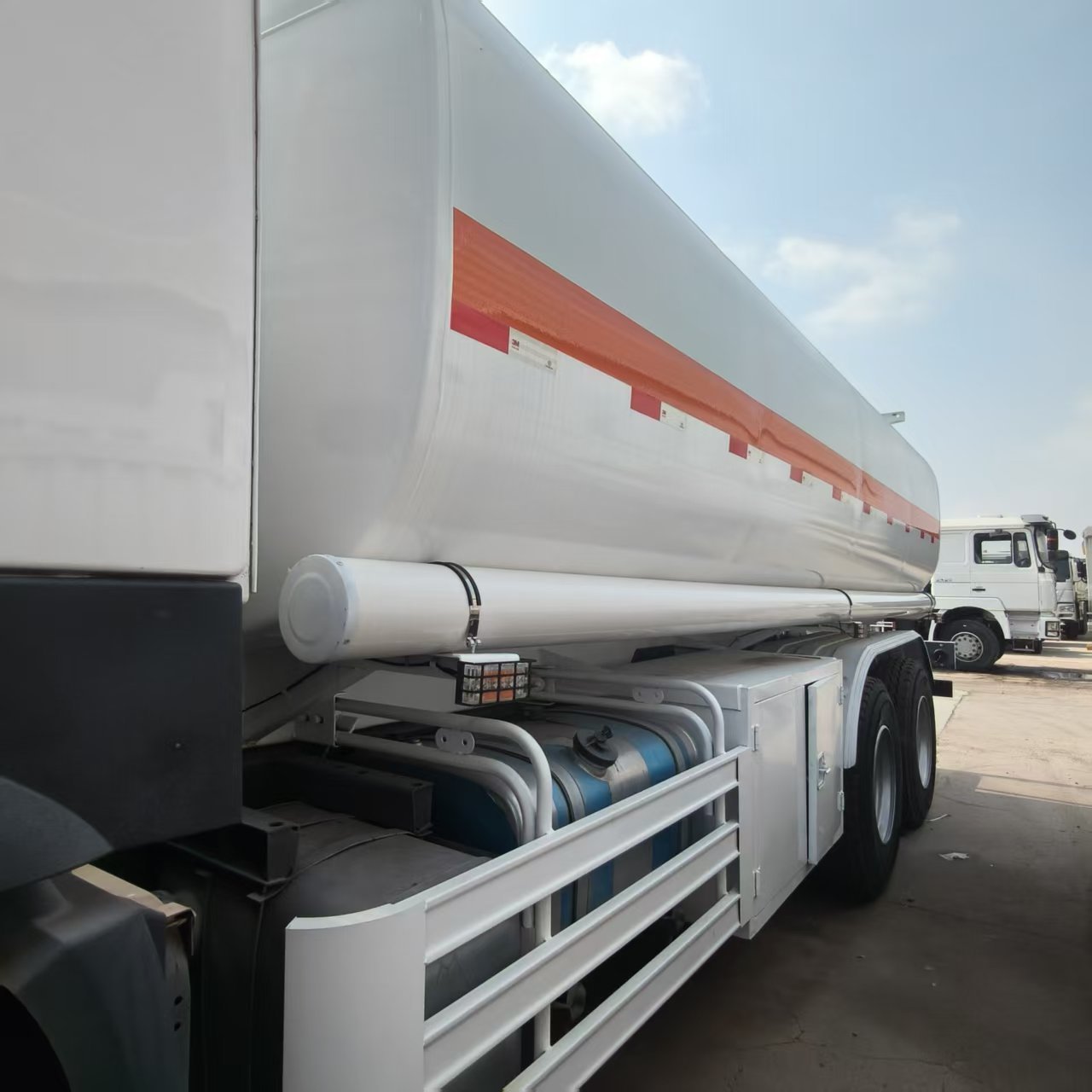 Howo 371horse power Used Fuel Tanker Truck Fuel Delivery Sinotruk 6x4 25m3 6*4 chassis