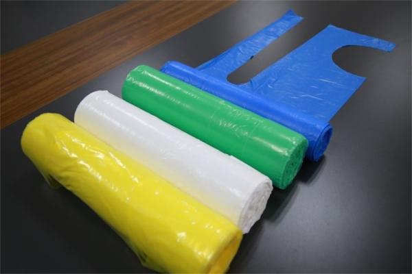 PE Material Disposable Aprons On A Roll Oil Resistant Smooth / Embossed Surface
