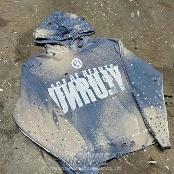 Un sweat à capuche gris découpé, unisexe, confortable.
