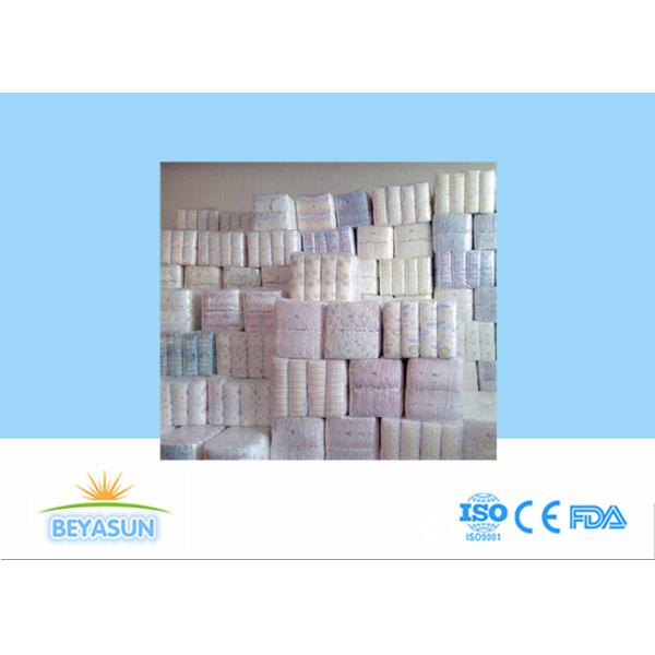 Prueba grada B de la salida de los pañales del bebé superficial seco con la cintura elástica