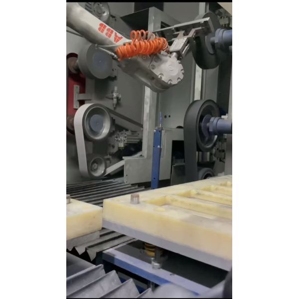 Fully Automated Compact Grinding Robot 6 Axis For Aluminum Alloy Lock Cover
