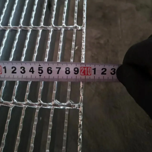 Q235 A36 SS304 Galvanized Steel Stair Treads with Hot Dipped Galvanizing and Slip Resistant Nosing