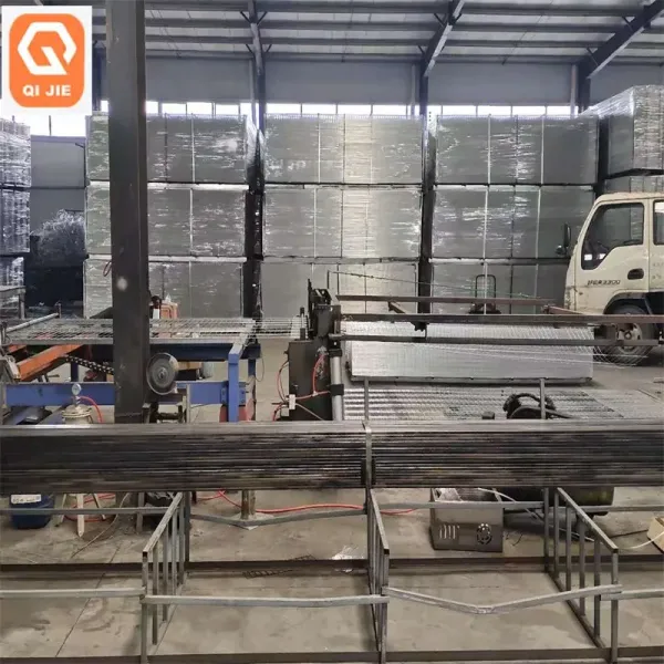Galvanized Metal Welded Wire Mesh Garden Fence Rolls