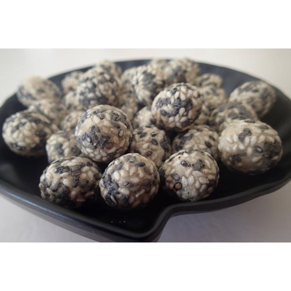 Черный белый сезам покрыл испеченных арахисами хрустящих шутих арахиса морской водоросли