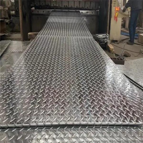 Building and Construction A36 Q235 Galvanized Checkered Plate 2mm 3mm 4mm Customized Galvanized Checkered Plate