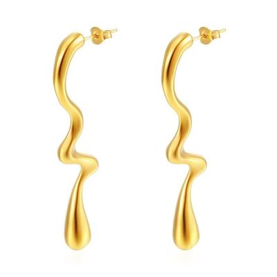 Des boucles d'oreilles en or légères, de style vintage, pour les amateurs d'alliages