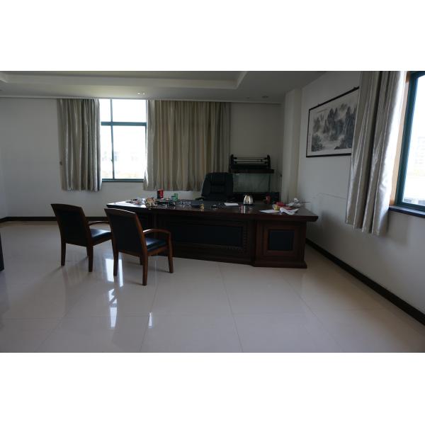 Черные аксессуары держателя ТВ стали металла делают структуру прочным для кронштейна ТВ