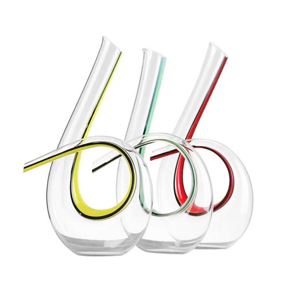 Un décanteur de vin en verre sans plomb fabriqué par des artisans.