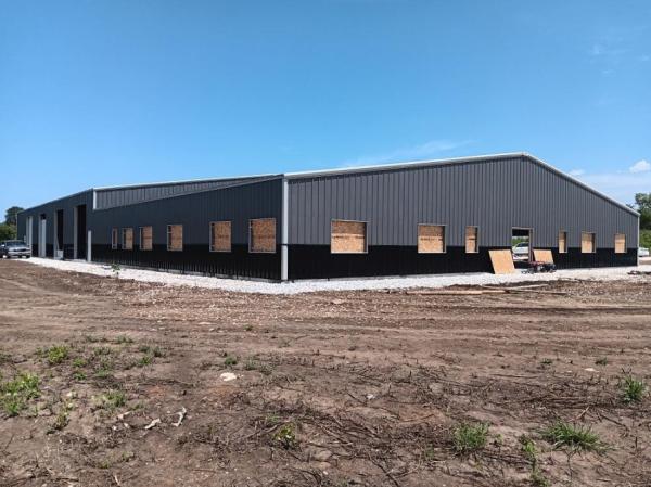 Almacén de estructura de acero personalizado con puertas correderas Q235/Q345