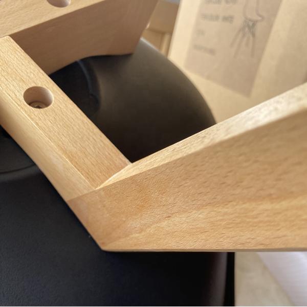 Silla de comedor moderna de plástico con patas de madera de haya