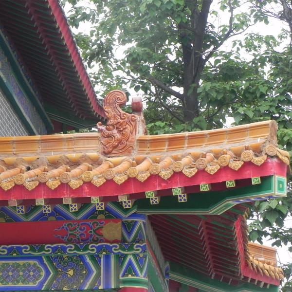 Яркая античная китайская крыша орнаментирует застекленный Figurine буддизма керамический китайский