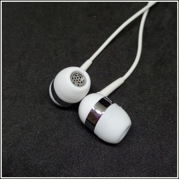 Customized Color Wired 3.5mm Plug Headset Super Bass Earbuds In-ear Headphone Made by with Plastic Material