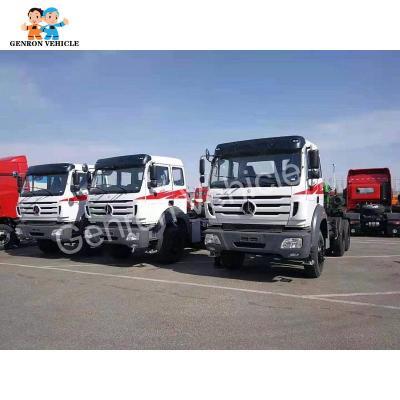 Mão esquerda que conduz o trator de 6×6 380hp principal - cabeça do caminhão do motor