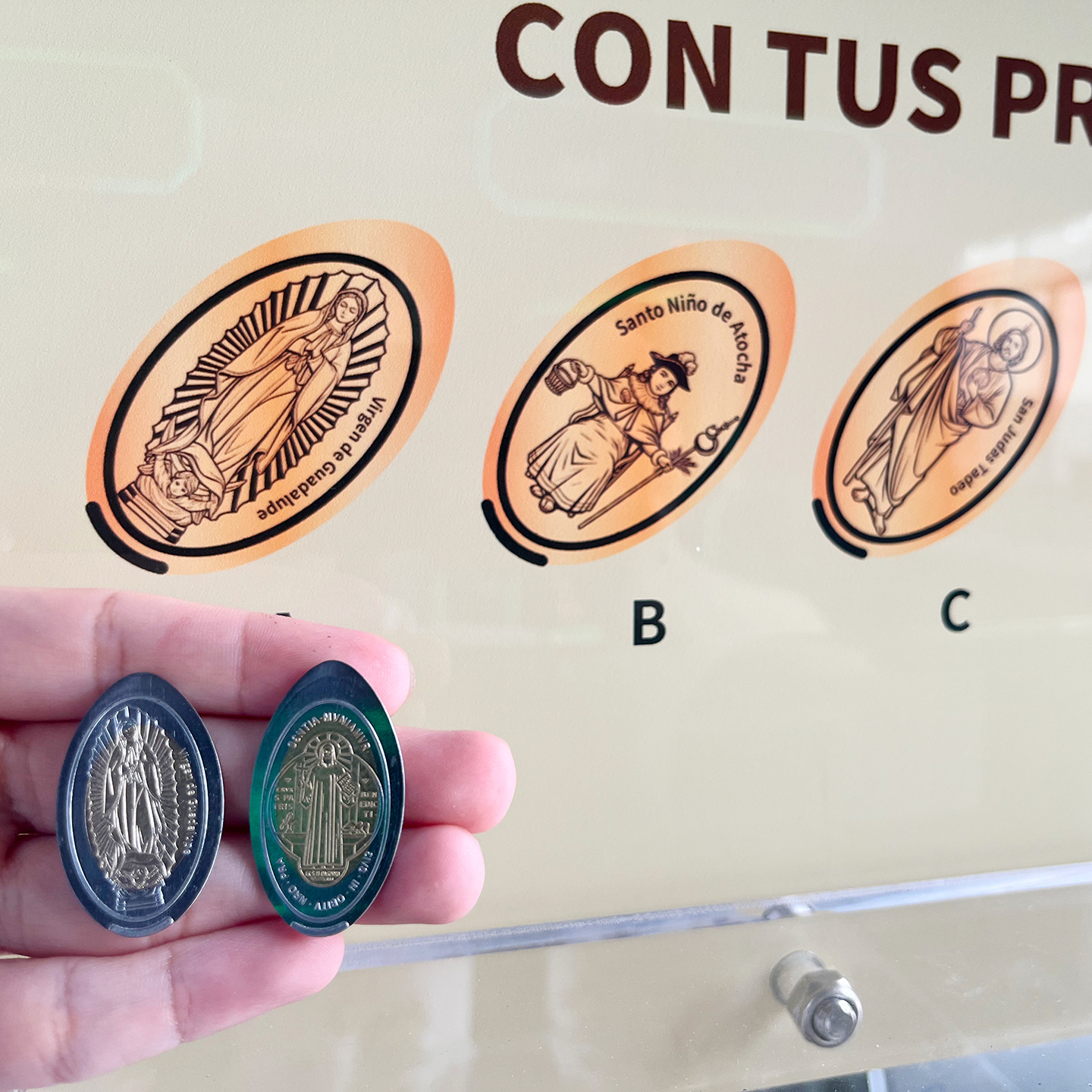 Mechanical No Power Penny Press Machine Manual Hand‑Wheel Souvenir Coin Embossing Stamping Equipment for 1 Mexican Peso Blanks Catholic Sanctuary Museum & Pilgrimage Tourist Spots