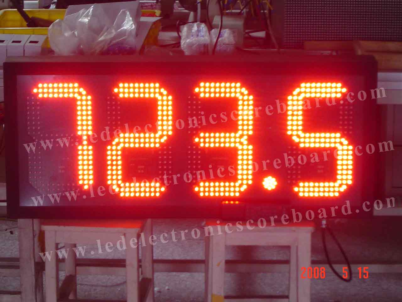 дисплей приведенный цены красного цвета 12