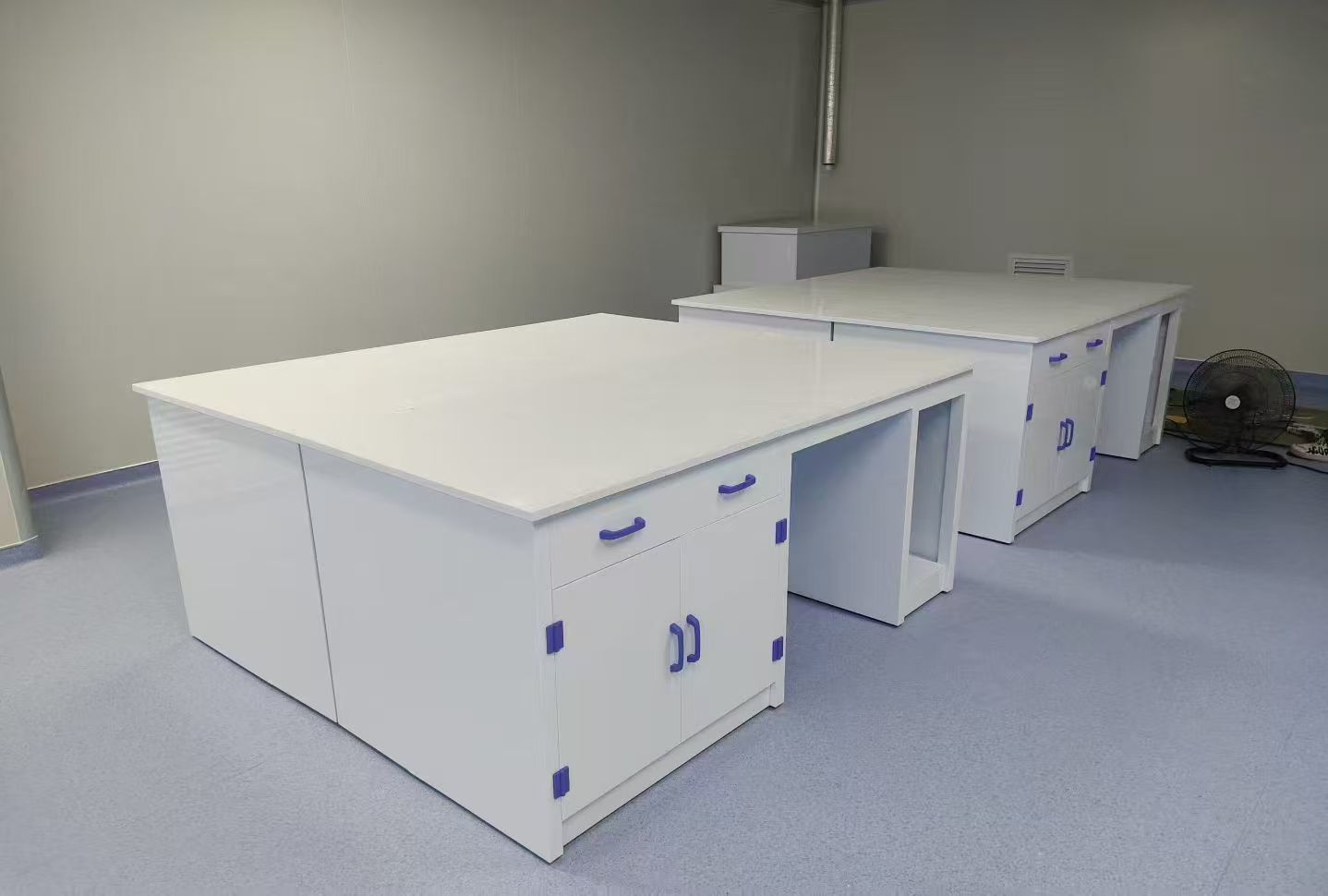 PP Lab Work Bench Corrosion Resistant Modular Lab Benches White With Double Layer Storage Rack