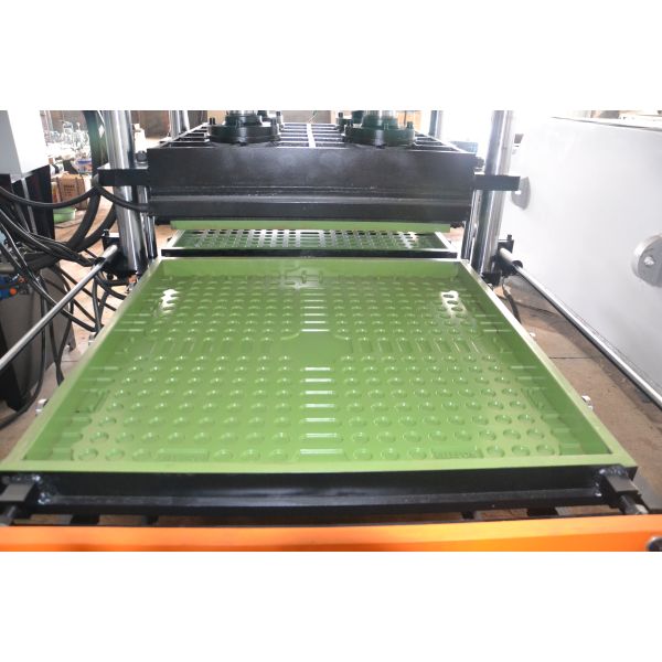 CE / ISO 9001 Certified Rubber Tile Vulcanizing Machine with 4 Working Layers and Manual Push-Out Device