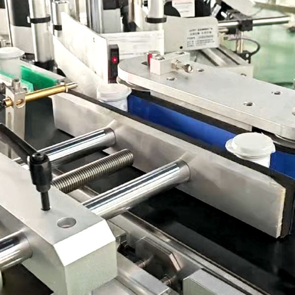 PLC HMI Automatic Bottle Labeler Square Bottle Label Applicator For Cylindrical Containers
