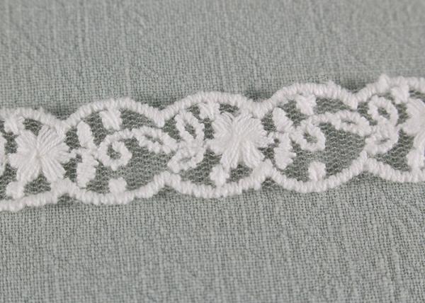 Onda de nylon da guarnição do laço do algodão branco que afia o laço floral do bordado para o vestido nupcial
