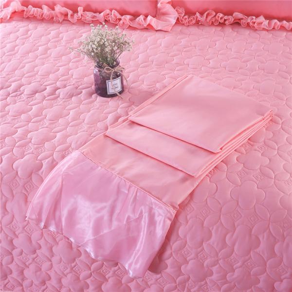 Un ensemble de lit de mariage de luxe en quatre pièces avec couette imprimée et feuille de couette 100% coton