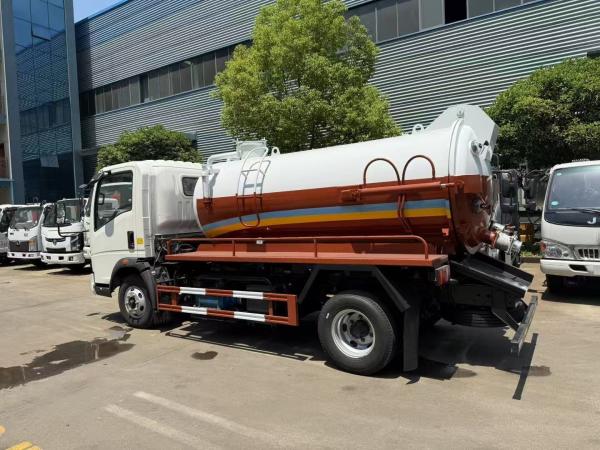 HOWO RHD Vacuum Suction Truck 8000 Lites Sewer Cleaning Vehicle