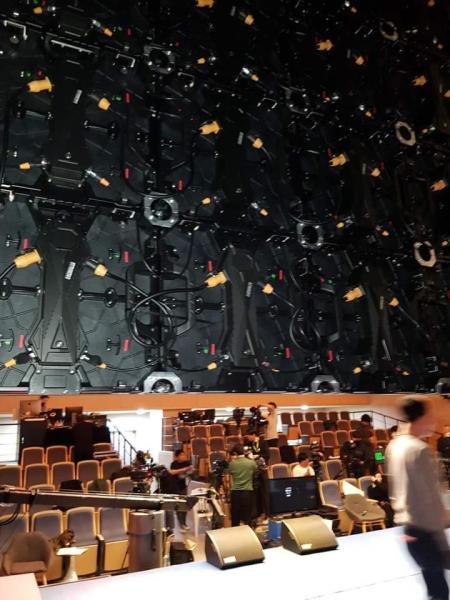 5500 Nits Brightness Concert LED Screens P3.9 5V 60A Power Supply For DJ Booth