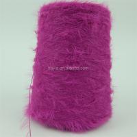 Lapin angora de plume molle de fourrure bavarder le fil de laine mou