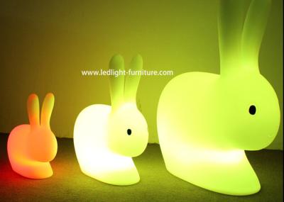 O coelho recarregável ilumina acima o tamborete para o jogo das crianças e a decoração do feriado da Páscoa