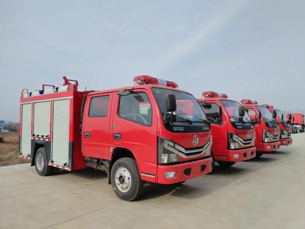 Le camion de pompiers en mousse de 12 t dispose d'un réservoir d'eau et d'une fonction de lutte contre l'incendie qui convient à la lutte contre les incendies d'huile et autres incendies d'huile